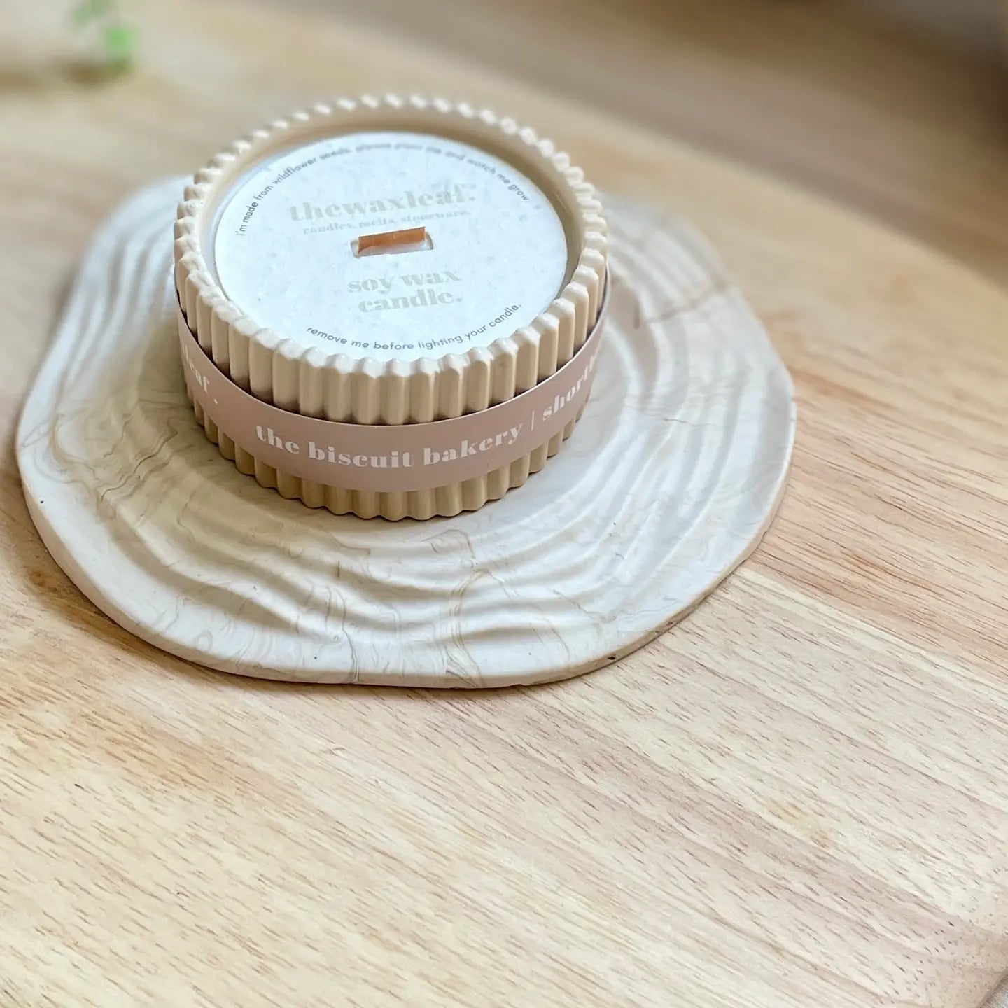 Wax Leaf - Small Candle - Biscuit Bakery